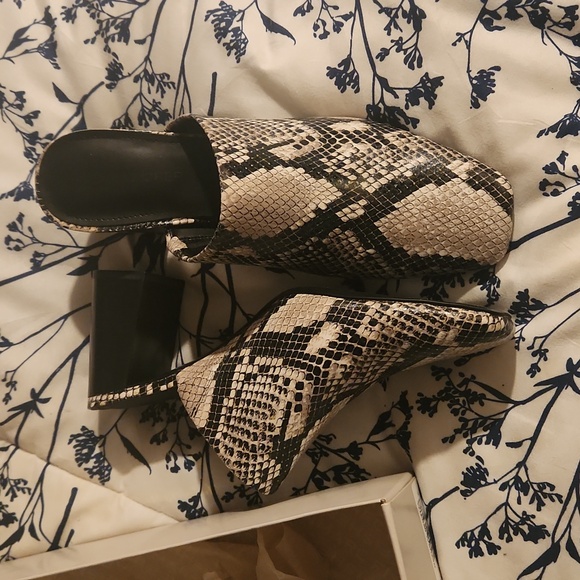 Marc fisher leather snake print mules size 9 - Picture 2 of 4